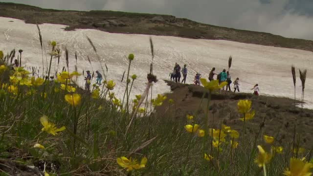 Turistii care au ales sa isi petreaca weekend-ul la munte s-au putut juca in zapada. Ce temperaturi au fost in Bucegi