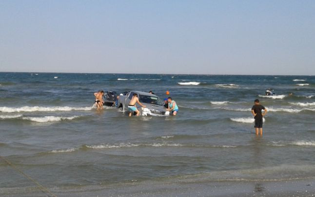 Scene de cascadorii rasului la Navodari. 15 oameni au sarit sa scoata din mare o Toyota 4x4, blocata la 20 m de tarm