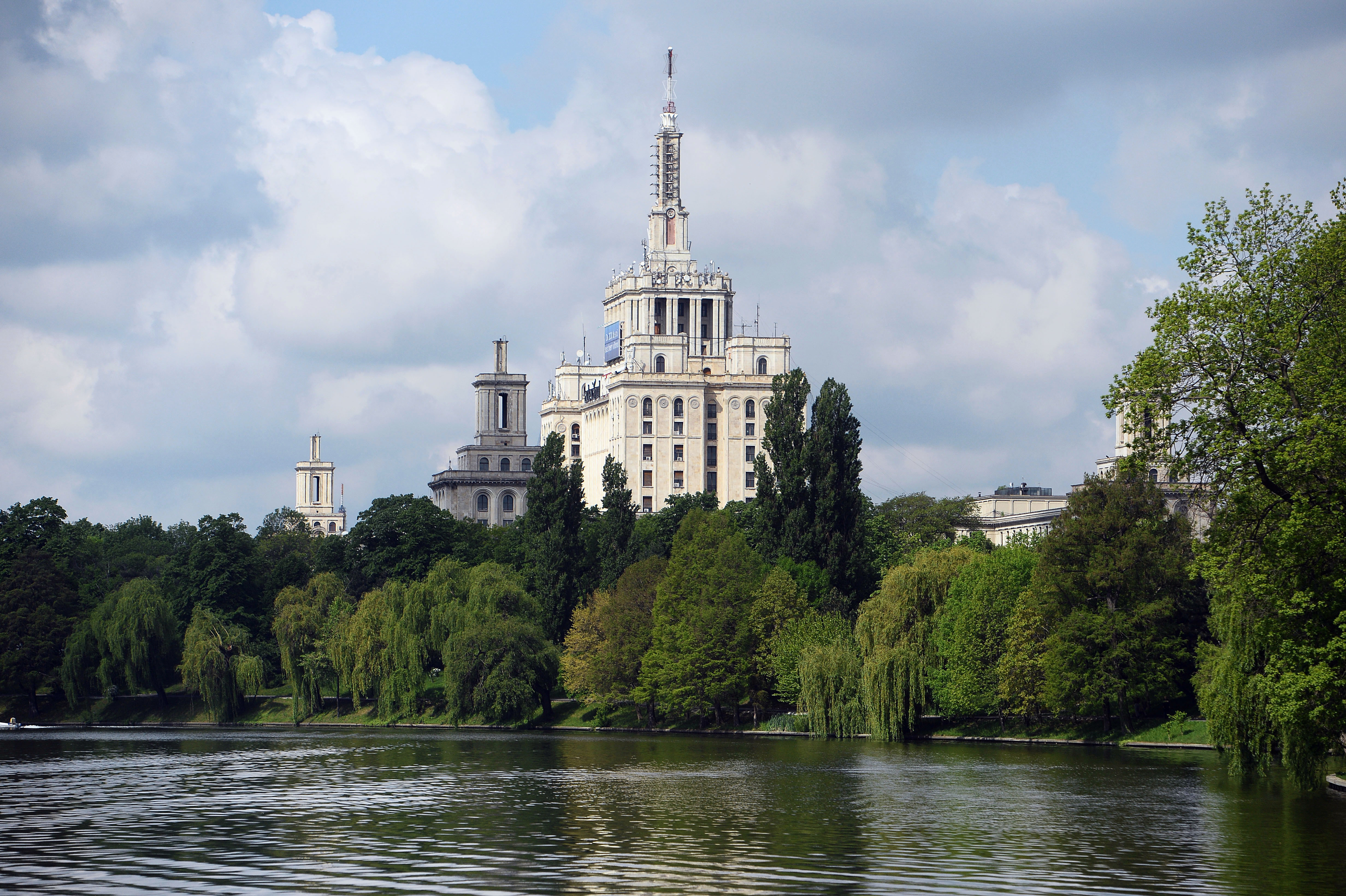 Un bărbat din București a fost găsit mort în Lacul Herăstrău. Trupul său a fost observat în apă de un pescar