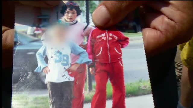 Cel mai mic dintre fratii lasati sa arda in casa de propria mama a murit la spitalul din Capitala. Doar fetita mai e in viata