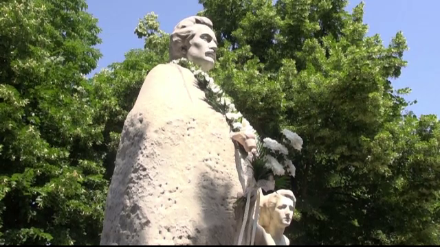 Statuia din Galati a lui Mihai Eminescu, reparata de ziua poetului. Monumentul a fost vandalizat de 30 de ori