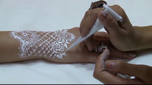 Ultima moda in materie de tatuaje sunt desenele cu henna alba. Ce isi deseneaza pe corp femeile