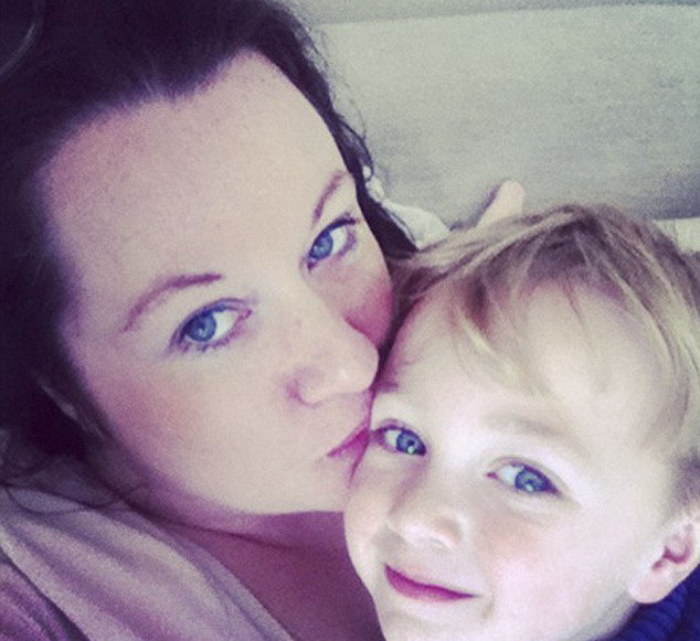 Momentul emotionant in care o mama isi ia adio de la copilul de 3 ani si il incredinteaza tatalui: "N-o sa-l mai vad"