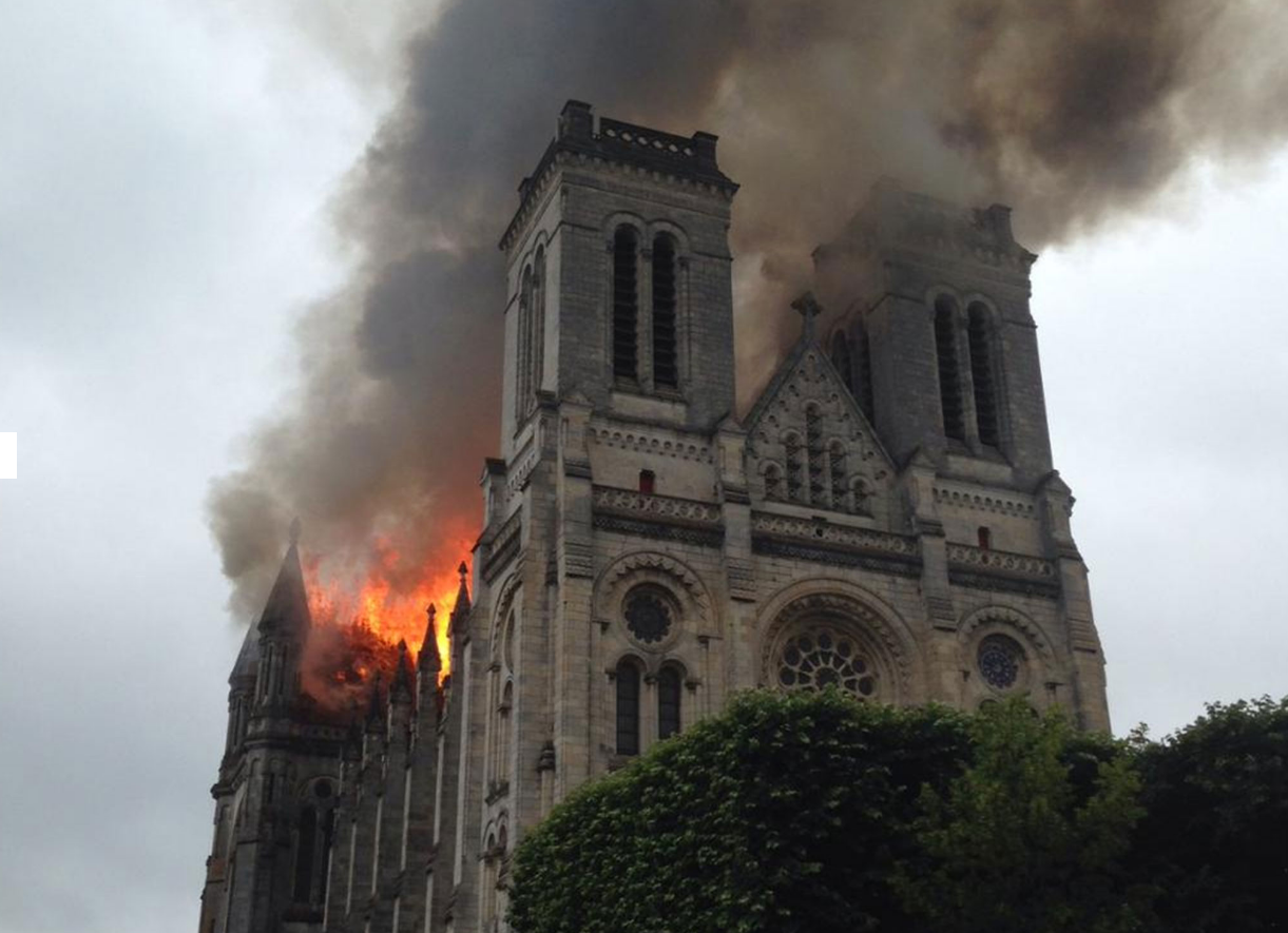 Incendiu spectaculos la o basilica din Franta. Ce s-a intamplat dupa ce flacarile imense au cuprins acoperisul cladirii
