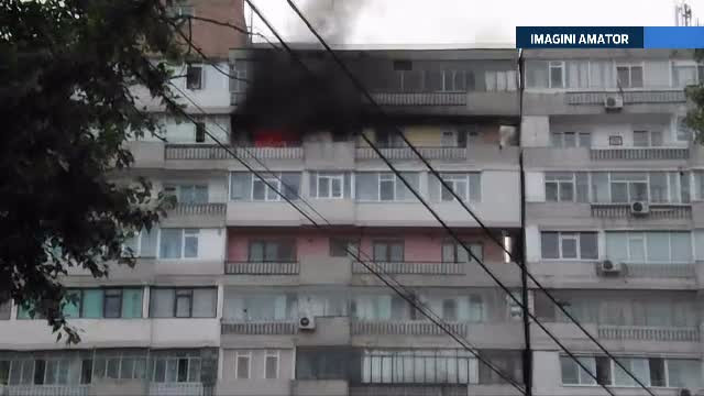 Incendiu puternic intr-un bloc din centrul Galatiului. Toti locatarii au fost evacuati de urgenta