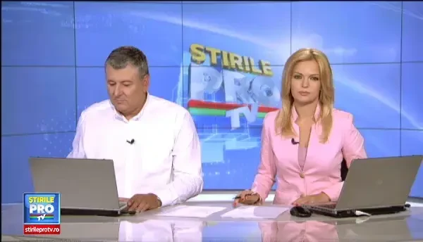 Show aviatic la Iasi. Trei avioane de lupta si mai multi parasutisti au tinut spectatorii cu ochii spre cer