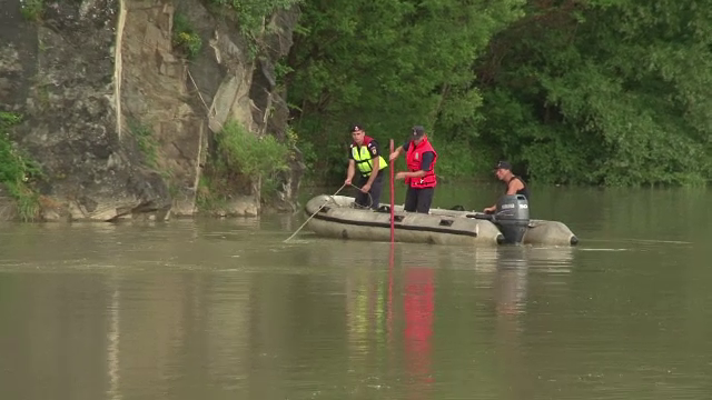 Un adolescent de 17 ani din Neamt a murit inghitit de namol. Pompierii si scafandrii ii cauta trupul de patru zile