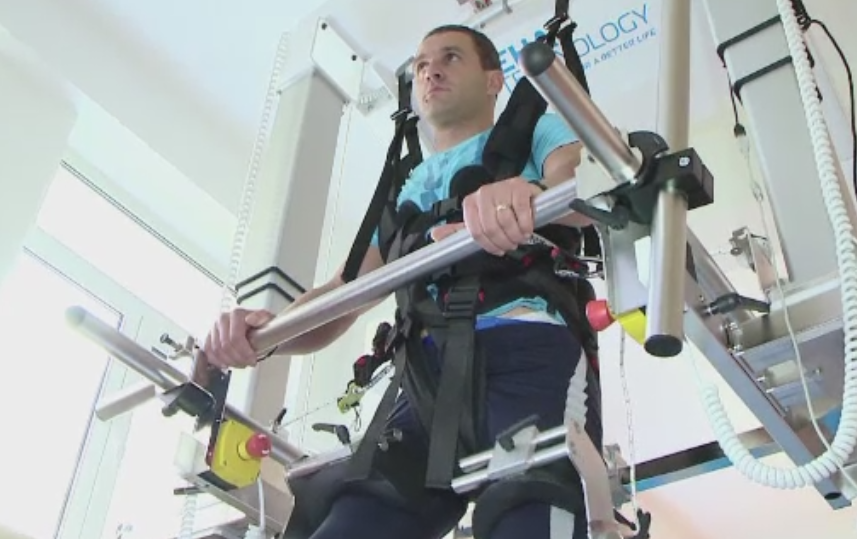 Un robot unic in Romania ajuta bolnavii paralizati din Iasi sa mearga din nou. Primul pacient, un politist criminalist