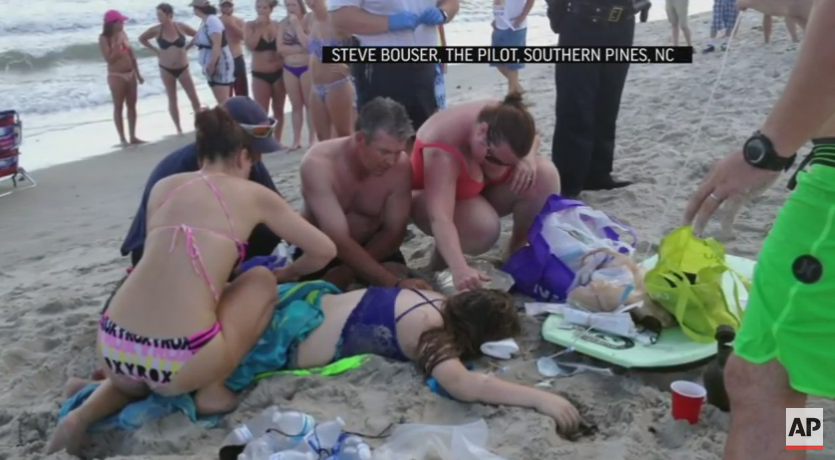 Cei doi adolescenti americani, atacati de un rechin de 2,5 metri si-au pierdut bratele. Plaja din statiune nu a fost inchisa