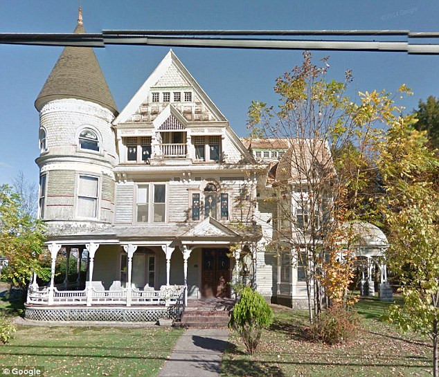 Proprietarul a abandonat brusc casa cand a vazut pozele Google Street View. Ce a surprins camera la ferestrele proprietatii