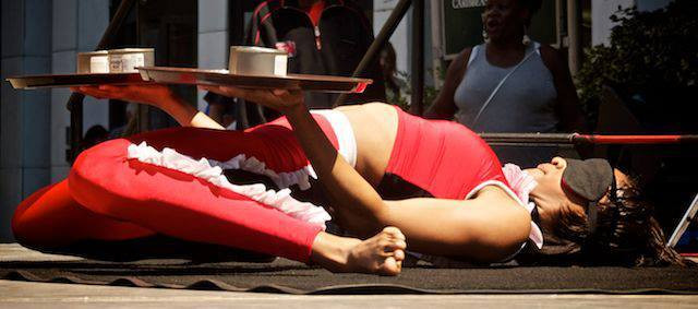 Record mondial spectaculos. O tanara a devenit prima persoana care a dansat limbo pe sub o masina. VIDEO