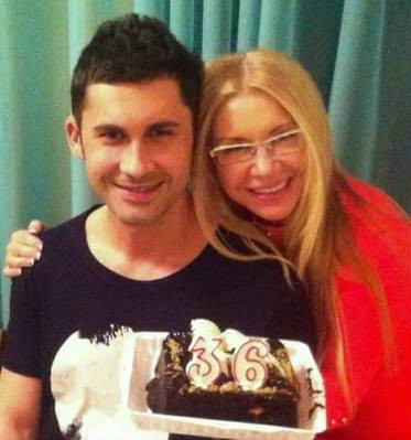 Sexy-mama lui Dan Balan a pozat in costum de baie la 57 de ani | FOTO