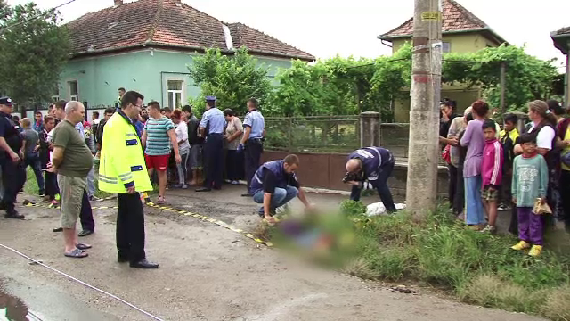 O fetita de 12 ani a murit dupa ce a traversat in fuga printr-un loc nepermis. Familia ei a sarit sa-l linseze pe sofer