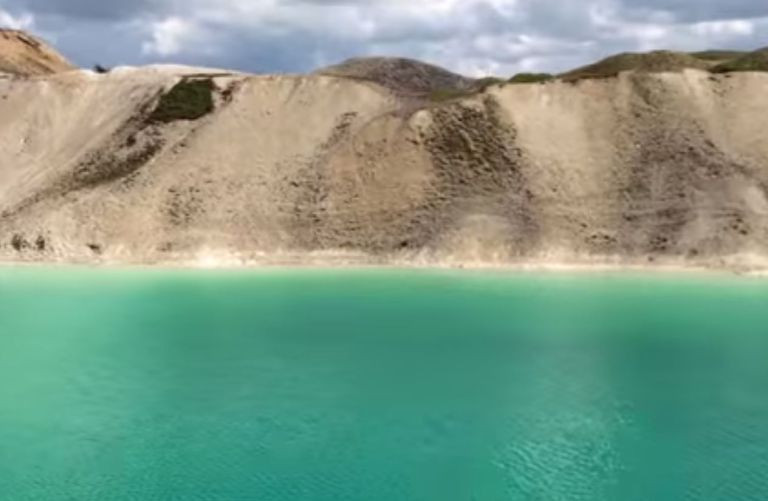 Pare locul perfect pentru o vacanta, dar ascunde un secret teribil. Ce se intampla cu cei care fac baie in laguna albastra