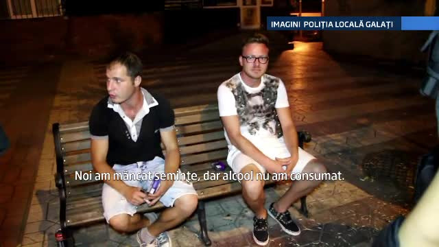 Politistii i-au prins pe acesti doi tineri in timp ce spargeau seminte si lasau cojile pe strada. "Va dam doua optiuni"