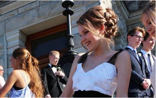 A venit imbracata la bal cu o rochie facuta din foi de matematica. Mesajul din spatele acestui gest a doborat internetul