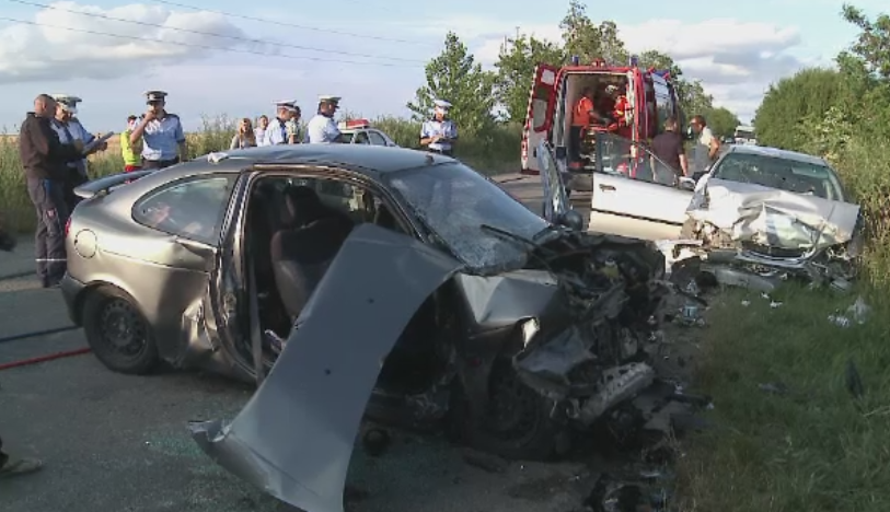 Accident grav langa Arad. O fetita si doua femei, incarcerate dupa ce masina lor a fost lovita de un sofer neatent