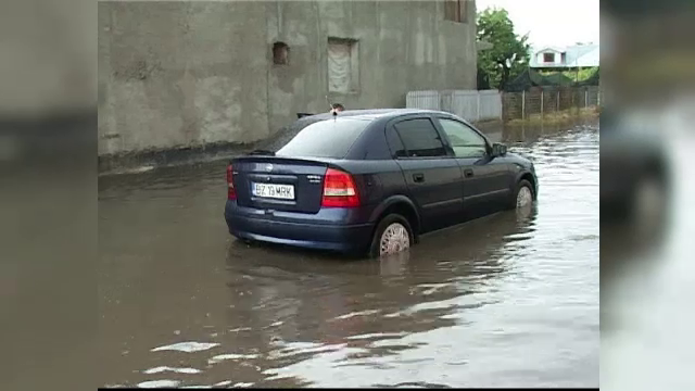 Furtunile si ploile torentiale lovesc fara incetare Romania. Specialistii au emis doua noi coduri galbene de vreme rea