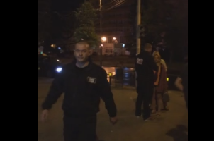 Tineri batuti crunt la Bistrita, dupa ce unul dintre ei a cerut un bon fiscal. Bodyguarzii i-au lovit cu pumnii si picioarele