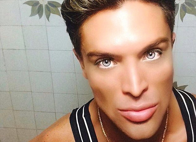 Noua papusa Ken in varianta umana. Cate operatii estetice a facut un tanar din Brazilia pentru a fi considerat "frumos"