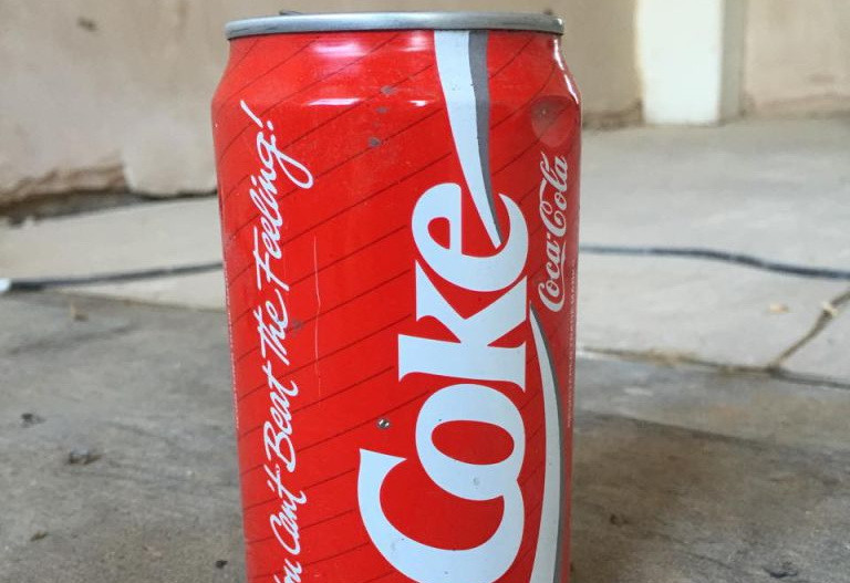 Surpriza de care a avut parte un tanar la renovarea noii case. A gasit o doza de Coca Cola veche de 23 de ani si a BAUT-O