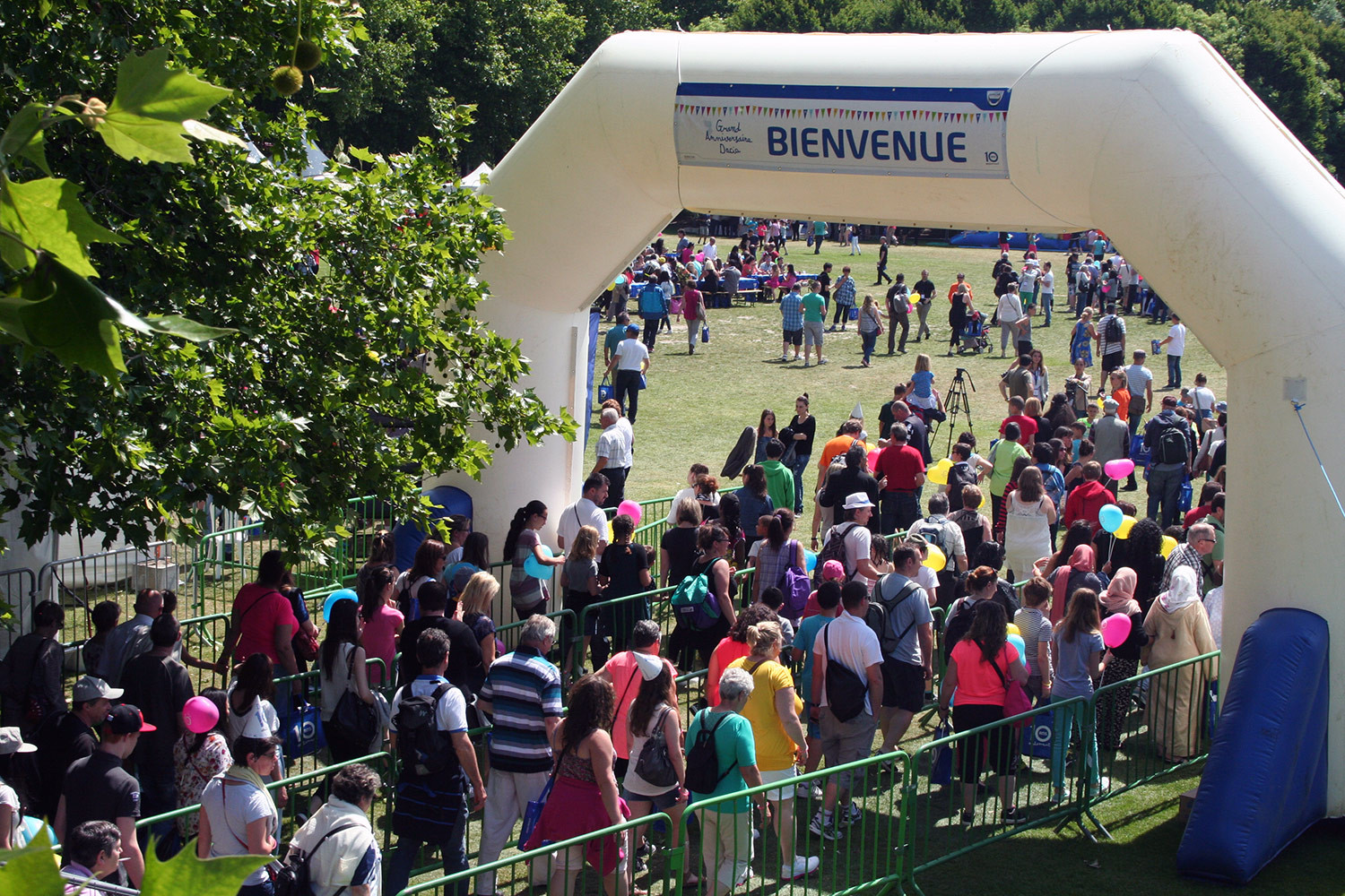 Dacia, noua masina nationala in Franta! Spectacol la Paris! Cum a fost sarbatorita masina romaneasca la aniversarea de 10 ani