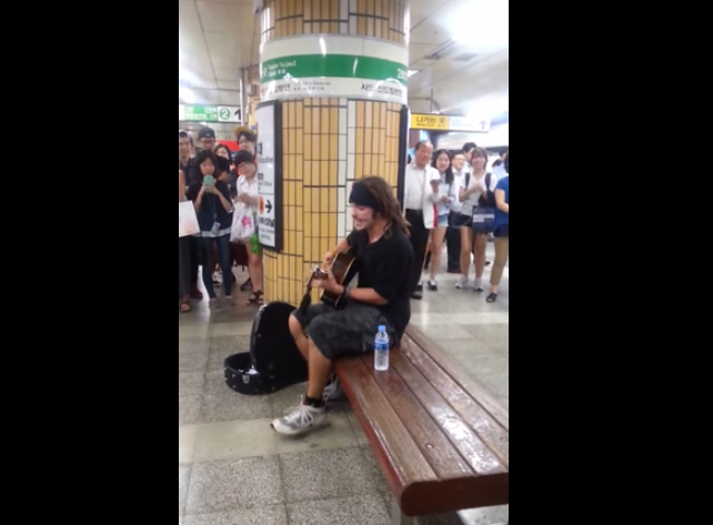 Un tanar se asaza pe o banca, in gara. Ce urmeaza i-a facut pe trecatori sa izbucneasca in ras, apoi le-a dat fiori