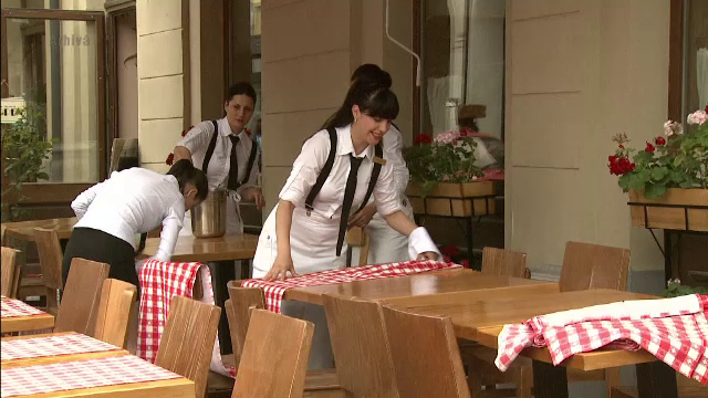 Joburile sezoniere din care tinerii pot castiga in doua seri cat altii intr-o luna. Care sunt cele mai cautate