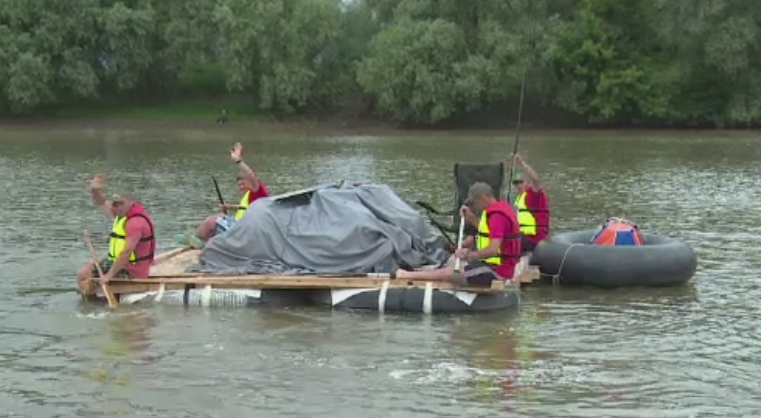Expeditia inedita a patru tineri care au plecat cu pluta pe Mures. Scopul calatoriei de 460 de kilometri pe apa