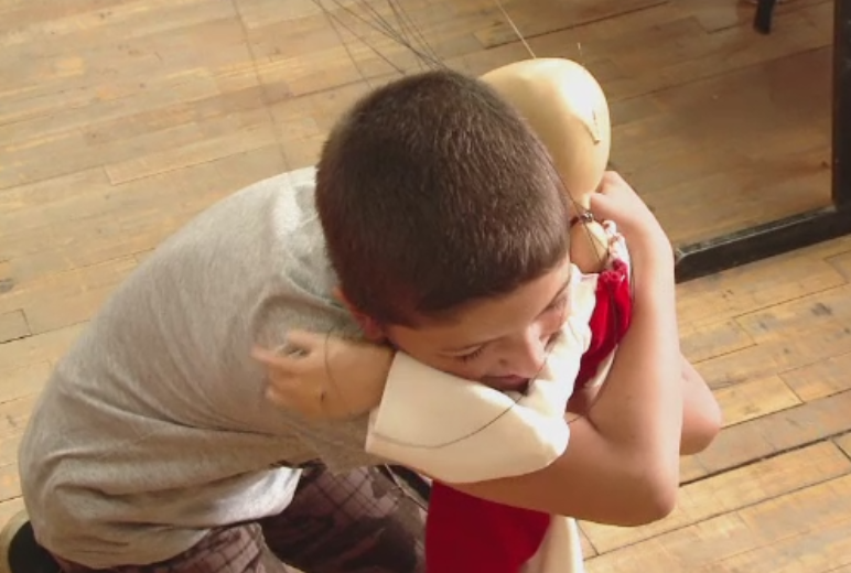 Terapie prin imbratisari. Demersul inedit al unei tinere in scolile din Romania, pentru a scapa copiii de timiditate