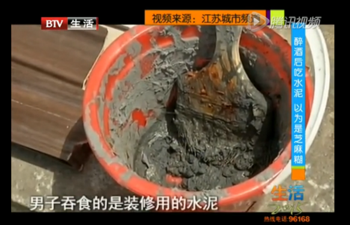 Un chinez s-a imbatat atat de tare incat a mancat beton dintr-o galeata de pe strada. In ce stare se afla la spital