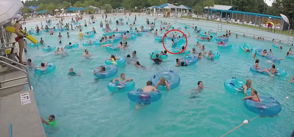 S-a intamplat in weekend, intr-o piscina plina cu oameni. Un copil a fost la un pas de inec. VIDEO