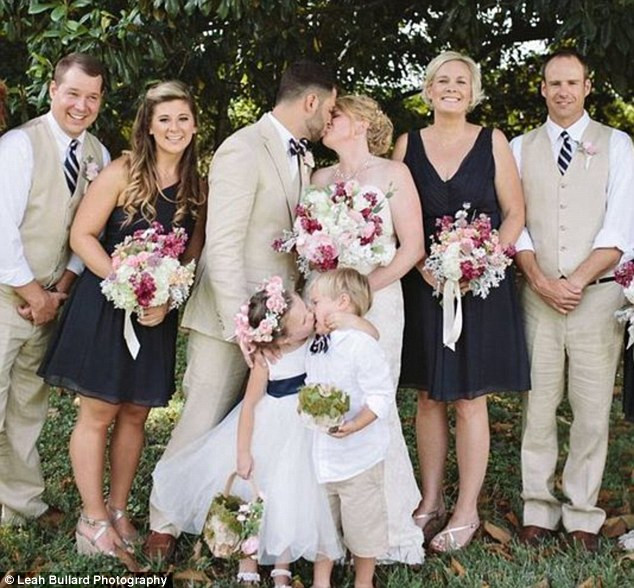 Cum a reusit o fetita de 4 ani sa fure momentul miresei. Invitatii nu si-au putut lua privirea de la ea. FOTO