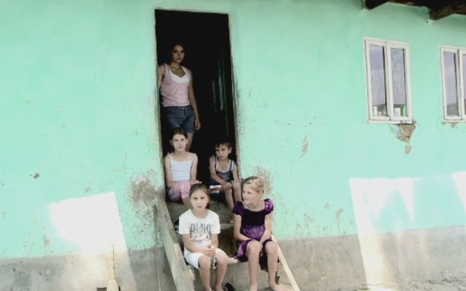 "Am vrea lumina si sa nu ne mai ploua in casa" - visul unei familii cu 12 membri care stau inghesuiti intr-o casa