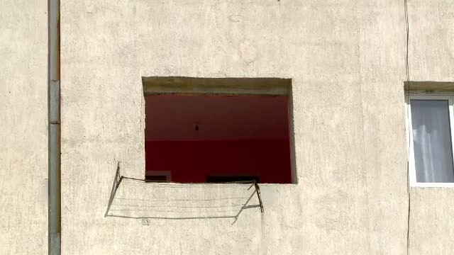 Sase garsoniere, distruse de o explozie produsa intr-o locuinta. Deflagratia l-a aruncat pe proprietar pe scara blocului