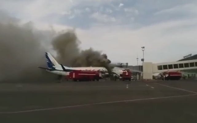 Momente de panica pe Aeroportul din Kazahstan. Un avion a luat foc sub ochii pasagerilor care urmau sa se imbarce. VIDEO