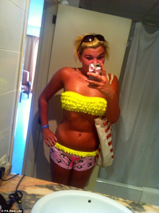 A mers la solar de 6 ori pe saptamana, timp de 4 ani. Cum a ajuns sa arate aceasta tanara din Marea Britanie la 19 ani