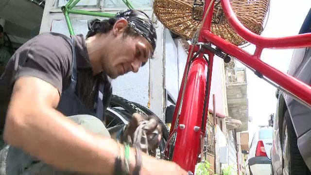 Meseria care a renascut in Romania, tara in care sunt 6 milioane de biciclete. Cati bani castiga mecanicii care le repara