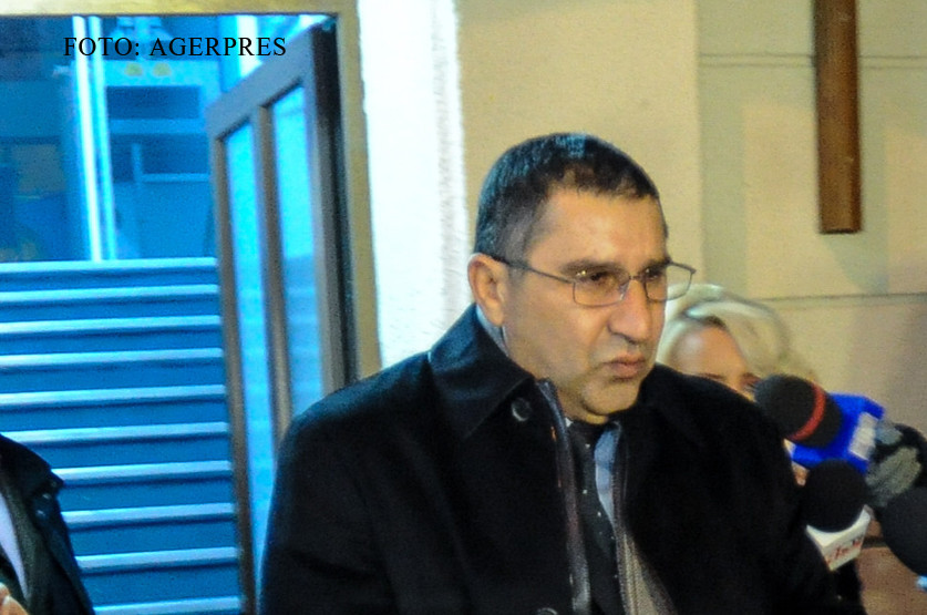 Omul de afaceri Nicolae Dumitru a fost retinut de procurorii anticoruptie, in dosarul licentelor Microsoft, dupa ce fusese adus cu mandat la sediul DNA pentru a fi audiat FOTO AGERPRES