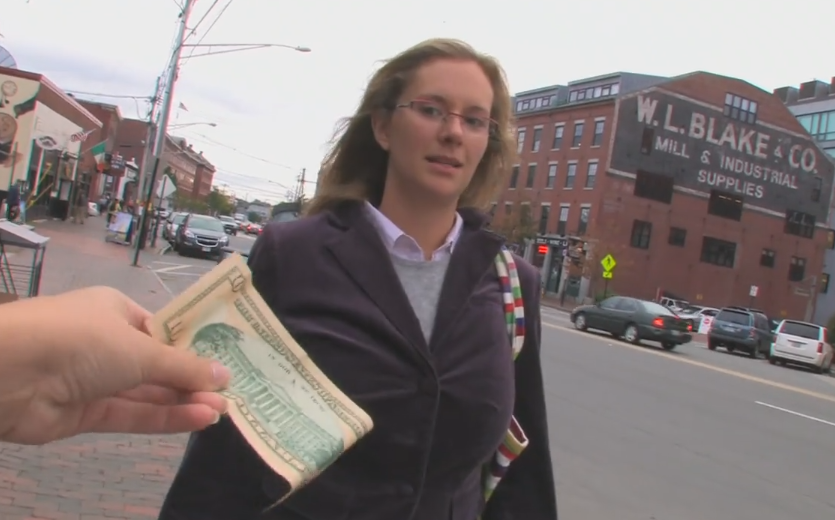 Un barbat ofera 10 dolari unor straini de pe strada si le cere un singur lucru. Ce a urmat e viral pe net