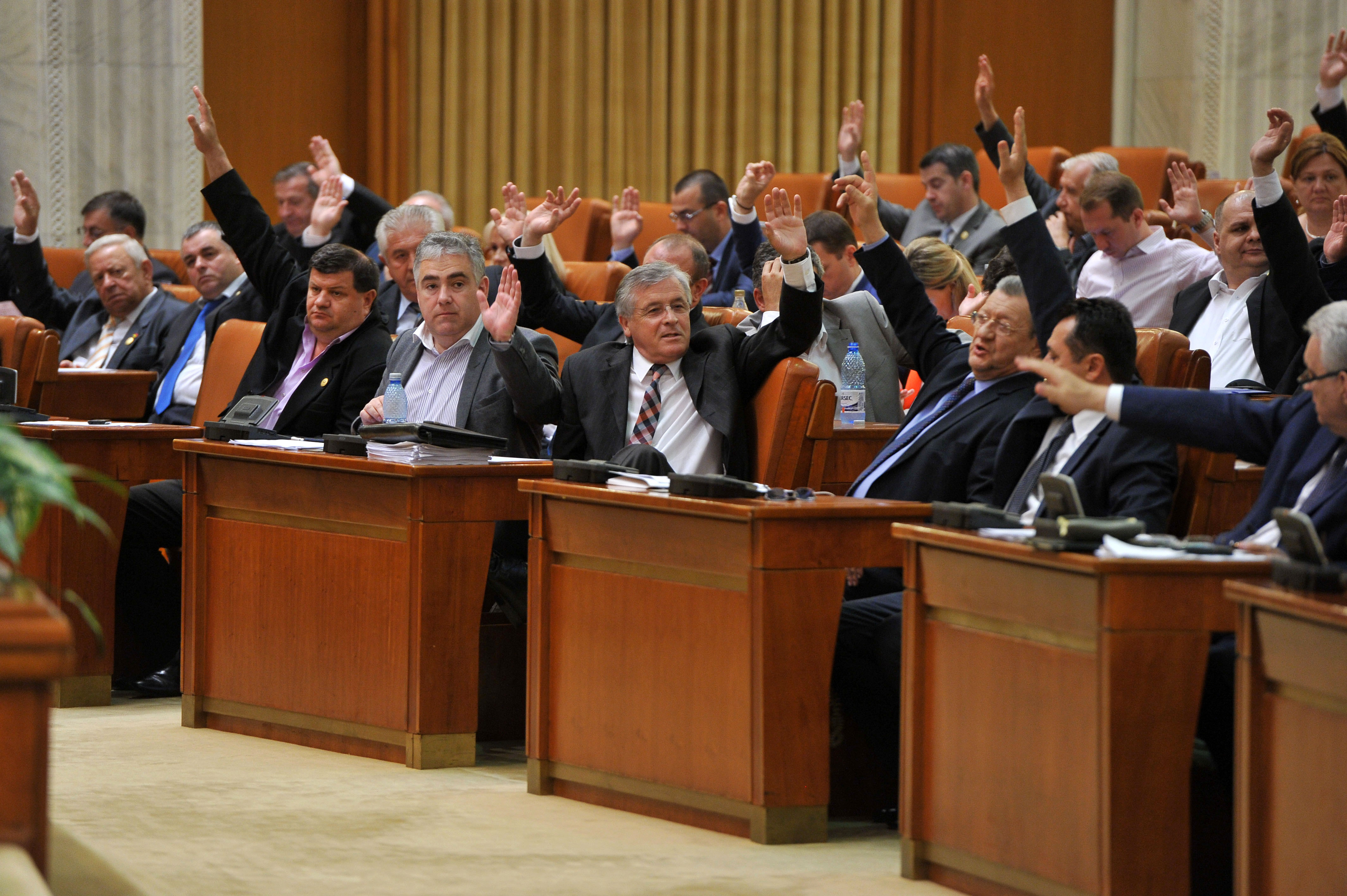 Prima reactie a FMI dupa ce parlamentarii si-au marit pensiile. "Privim cu ingrijorare reluarea acestor privilegii"