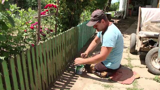 Lectia impresionanta oferita de un vasluian. Si-a pierdut ambele picioare, dar se ocupa singur de casa, fara sa ceara ajutor