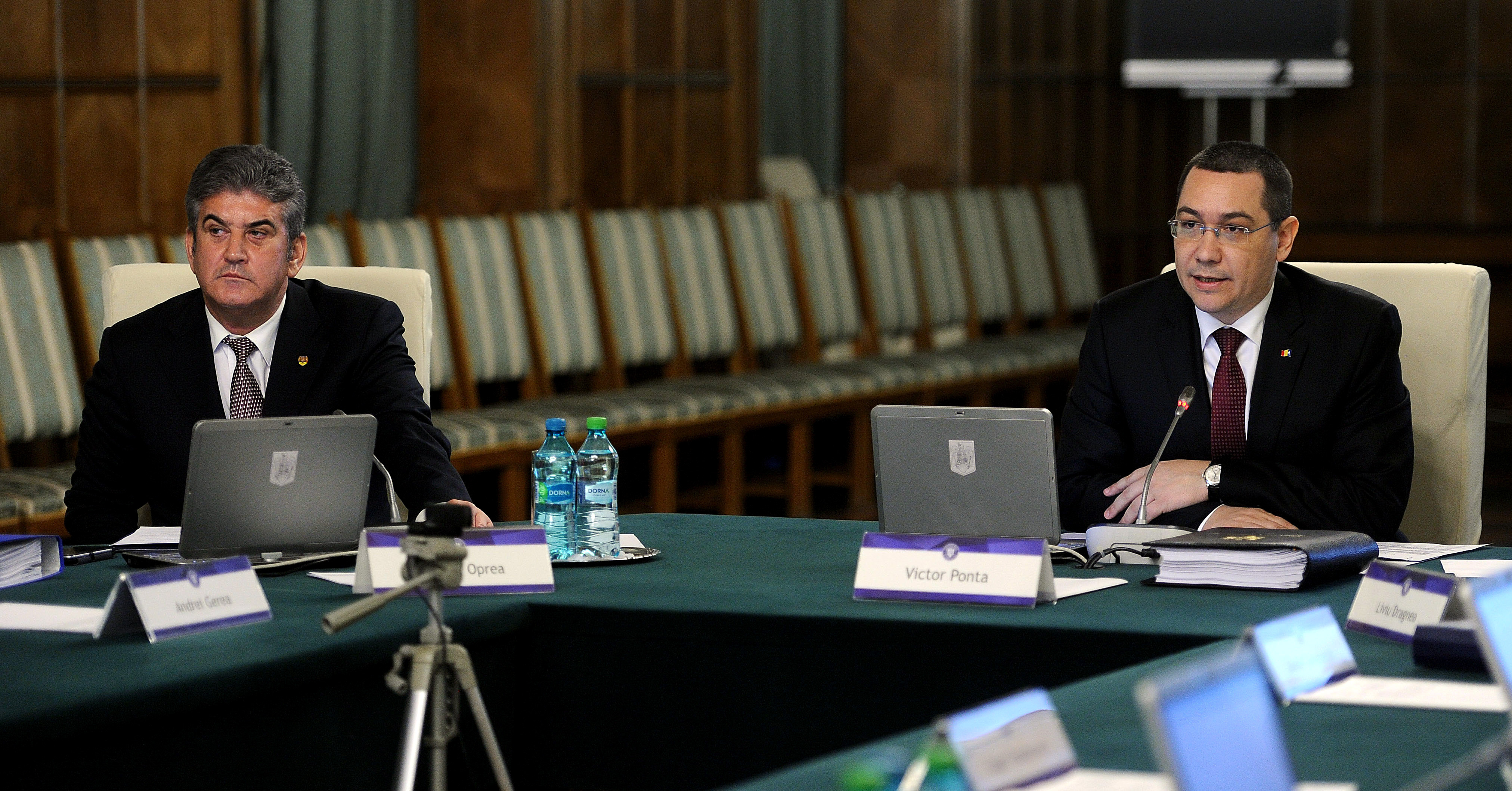 Surse: Ponta, nevoit sa ramana la clinica din Istanbul cel putin pana duminica. Mandatul lui Oprea ar putea fi prelungit