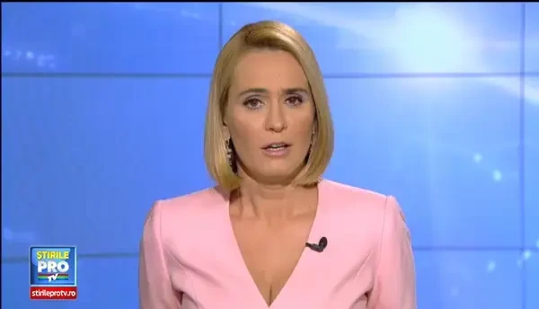 Solutia gasita de autoritati in cazul terenului de fotbal construit in jurul unui copac. Primarul zice ca nu il poate taia