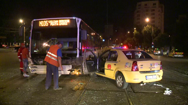 Accident grav in Capitala. Un sofer a intrat cu viteza intr-o intersectie si a lovit doua taxiuri si un autobuz
