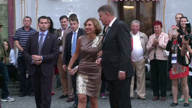 Klaus Iohannis a participat la Festivalul International de Teatru de la Sibiu. Prima doamna a atras insa toate privirile