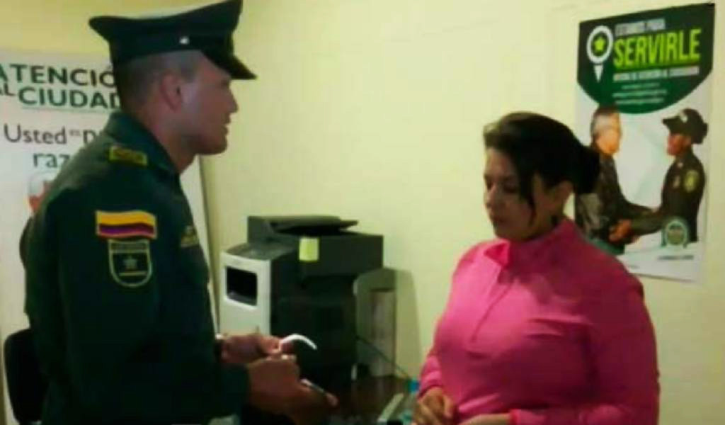 O tanara a fost oprita pe un aeroport din Columbia din cauza sanilor. De ce politistii au trimis-o imediat sa se opereze