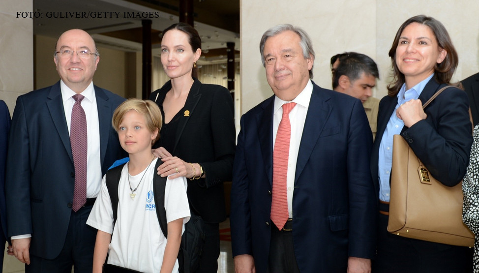 Vedeta care si-a dus copilul sa vada razboiul PE VIU. Ce s-a intamplat cand au ajuns la granita cu Siria