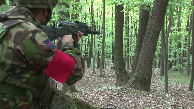 Investesc si 3000 de euro ca sa se joace de-a razboiul. Noul sport practicat de barbati in padurile din Romania