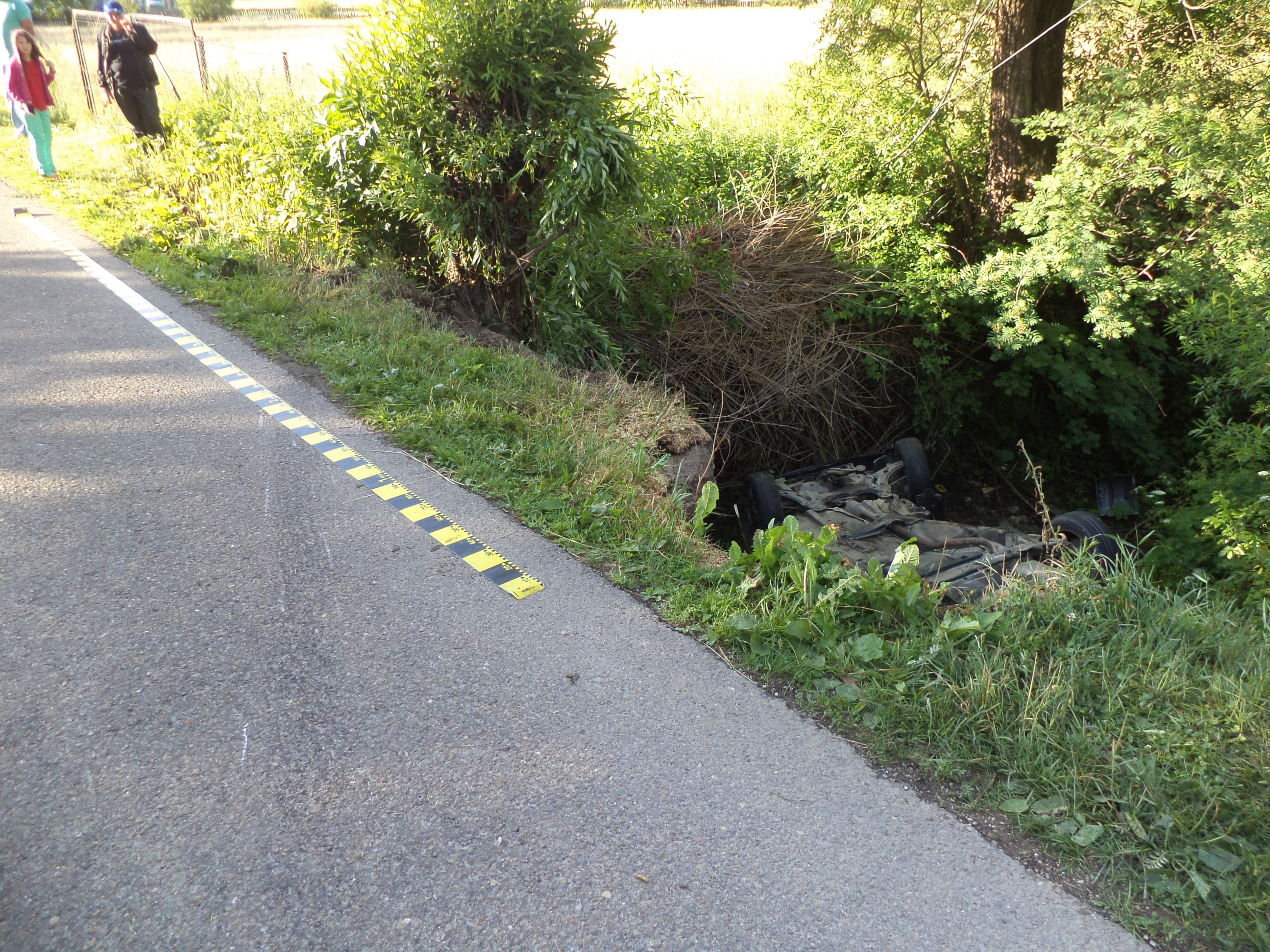 O masina s-a rasturnat intr-un parau, in judetul Suceava. Ce s-a intamplat cu pasagerii